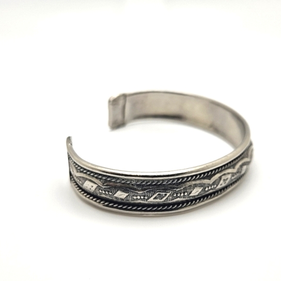 🟢3/$19🟢 Vintage Carved Silver Cuff Bracelet Handmade Nickel Silver - Picture 6 of 6